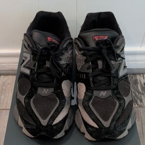 New Balance Men's Black and Gray Athletic Sneakers